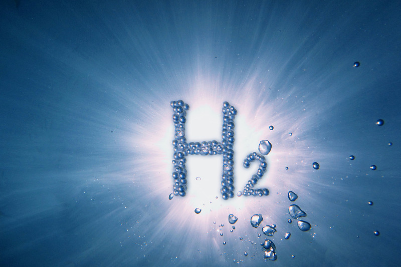 蓝色的氢h2字母和很多气泡在蓝色的水中