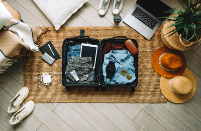 打包旅行箱旅行度假新常态，俯视图。
