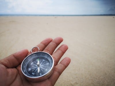 罗盘是一种用于导航和定位的仪器，它显示相对于地理基本方向或点的方向。有的利用磁能和风水来提升生活质量