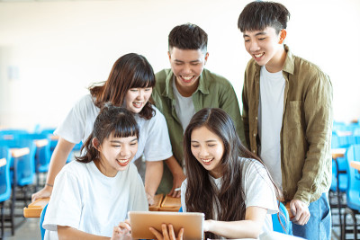 大学生在课堂上与同学讨论