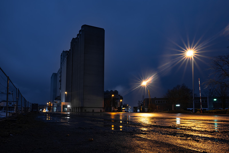 莱茵-鲁尔港的筒仓夜景Mülheim，德国斯佩尔多夫