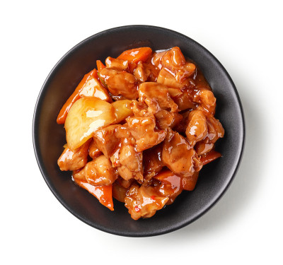 白底上孤立的一碗酸甜肉，俯视图