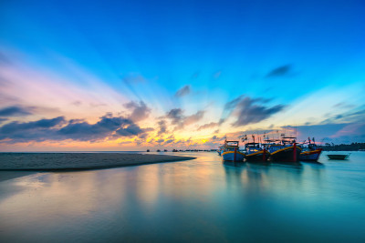 夕阳和海上的小船