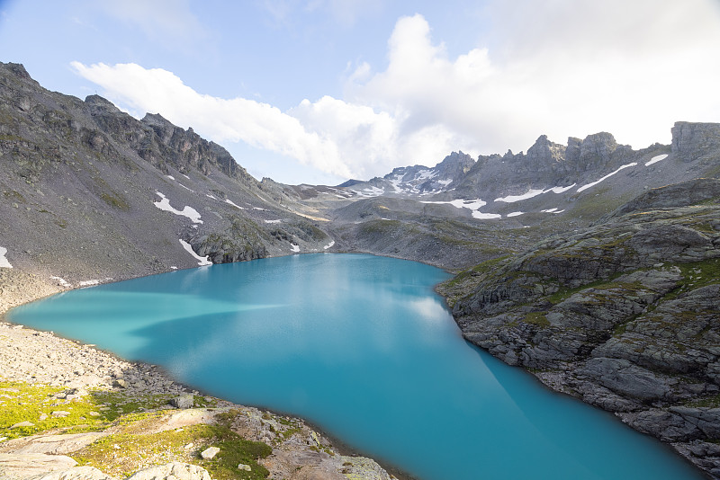 圣加仑州一个叫做Wildsee的高山湖泊的美丽景色。瑞士阿尔卑斯山壮丽的日落。帐篷在前面，景色很美，