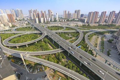 城市公路立交以蓝天、鸟瞰现代交通为背景。武汉是华中地区最大的交通和经济枢纽城市。