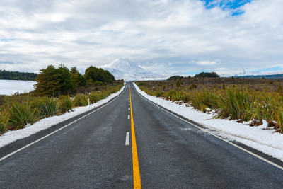 漫长的道路穿过雪景，通向雪山。