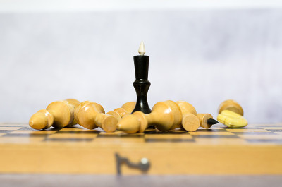 黑国王站在棋盘上
