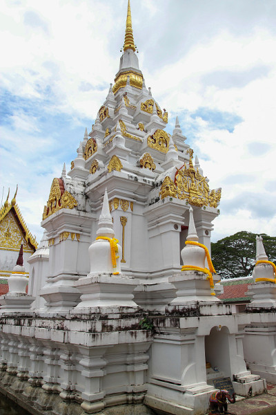 美丽的宝塔在Wat Phra Borommathat Chaiya在泰国