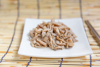 蒸蘑菇孤立在白色圆盘上