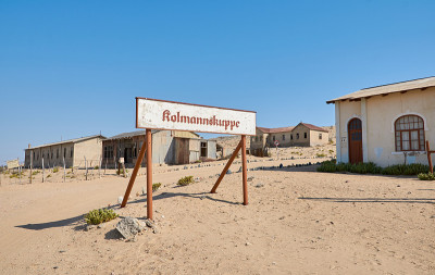 小镇标志的Kolmannskuppe (Kolmanskop)遗弃在纳米布沙漠的鬼城