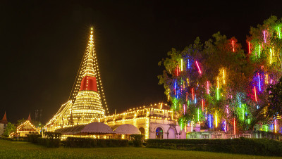 每年一度的Phra Samut Chedi庙会上的灯光