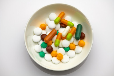 盘具集丸、片剂、维生素、药品、凝胶胶囊、保健品和食品为一体。制药行业。药店