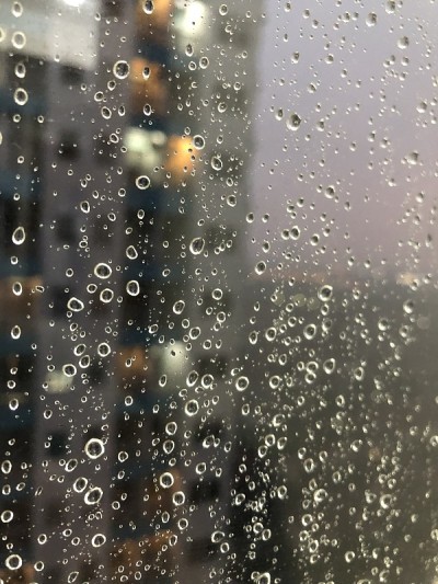 雨滴落在我的窗户上