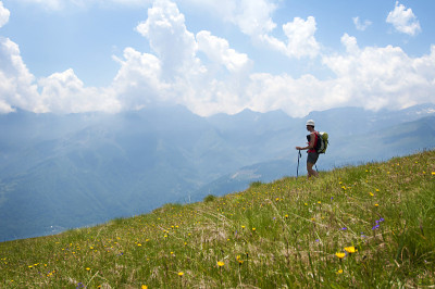 在阿尔卑斯山徒步旅行