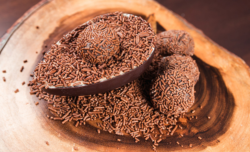 巧克力复活节彩蛋，brigadeiro (brigadiiro)