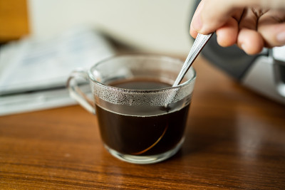 用茶匙在杯子里搅拌咖啡
