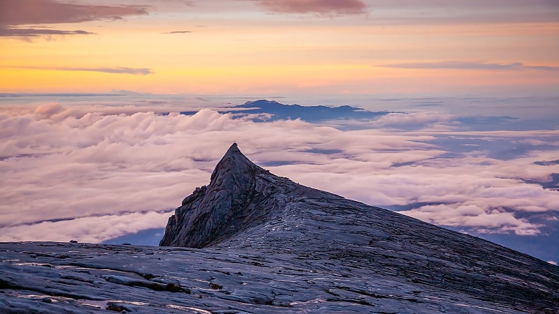 马来西亚基纳巴卢山山顶的自然景观