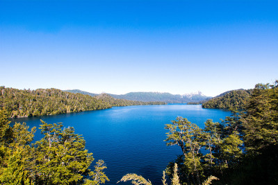 山和湖，夏季景观。