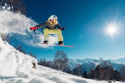 女孩正在玩滑雪板