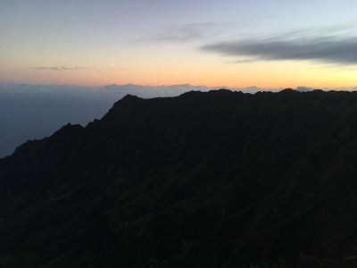 夏威夷考爱岛威美亚峡谷卡拉劳山谷的黎明。
