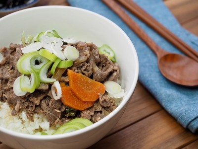 亚洲食物韩式烤肉，一碗上面放韩式烤肉的米饭