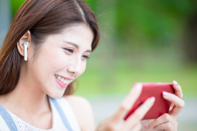 年轻的亚洲女孩使用电话