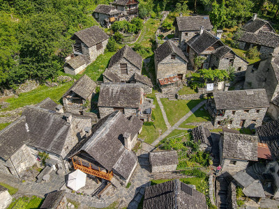 瑞士巴伐纳山谷的Foroglio村
