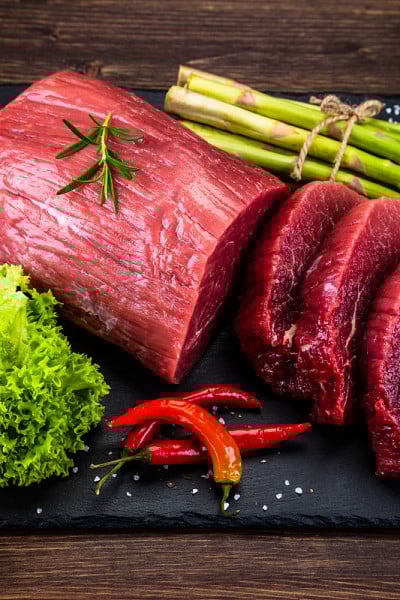 切板上的新鲜生牛肉
