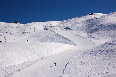 长斜坡上的滑雪者
