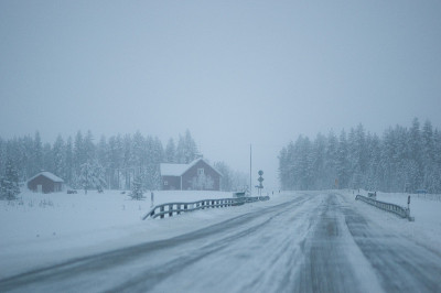 暴风雪中的道路