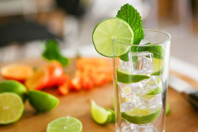 莫吉托鸡尾酒加柠檬和薄荷