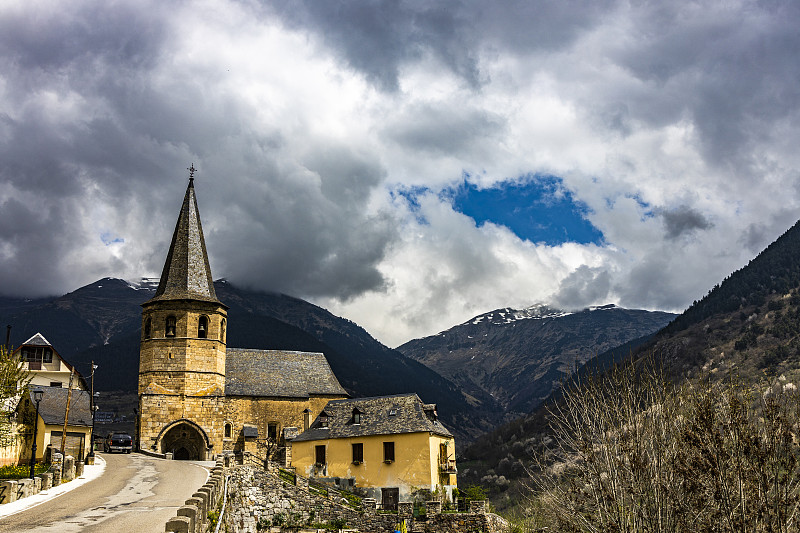 西班牙加泰罗尼亚Vall d'Aran Vielha的中世纪教堂