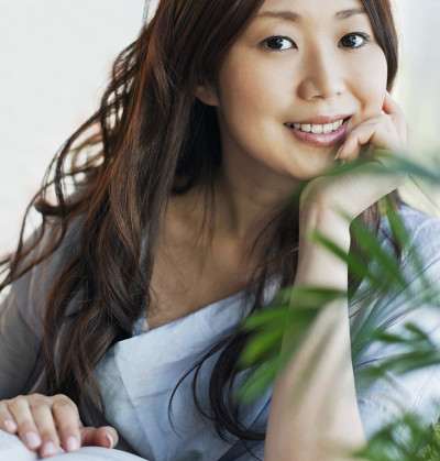 放松的年轻女子