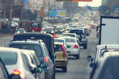 城市、道路、高峰时间交通堵塞