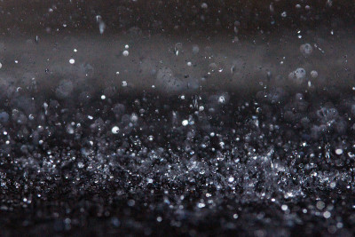 雨滴击中黑暗的表面