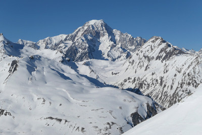 勃朗峰冬季山景。