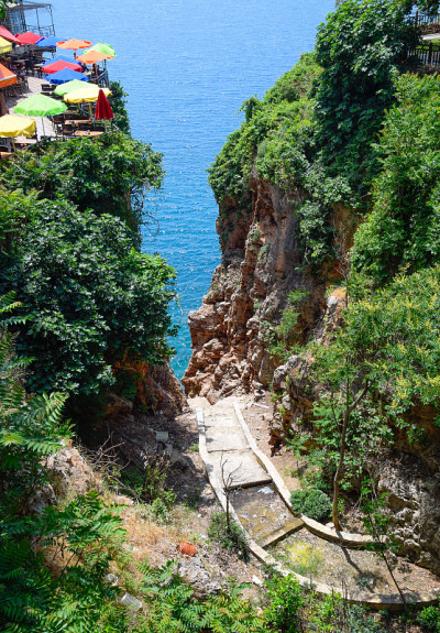 峡谷岩石俯瞰大海