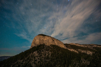 妈妈的脚趾在夜空下，星星和云彩在查尔斯顿山，内华达州