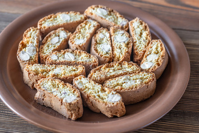 Cantuccini饼干在盘子里