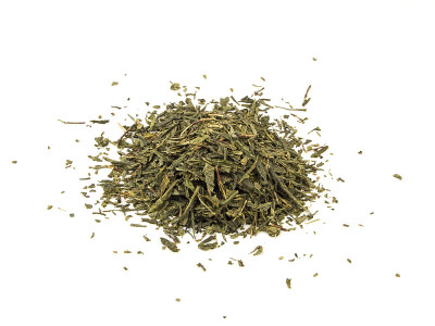 在白色背景上分离叶子的绿茶
