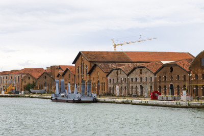 工业船坞(Arsenale di Venezia)在意大利，威尼斯。装载起重机和码头。