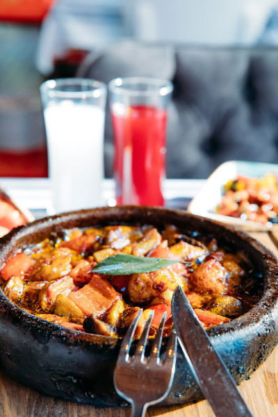 烤鱼、沙拉和蔬菜。海鲜，烤肉，meze, raki, ouzo，开胃菜和沙拉在希腊或土耳其鱼餐厅的桌