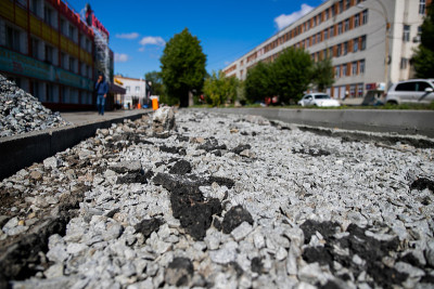 修复城市街道上的坡道和人行道。道路改造。新沥青路面。沥青路面修复。沥青路面修复的细节。