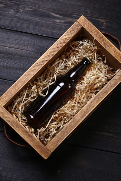 装在板条箱里的啤酒瓶