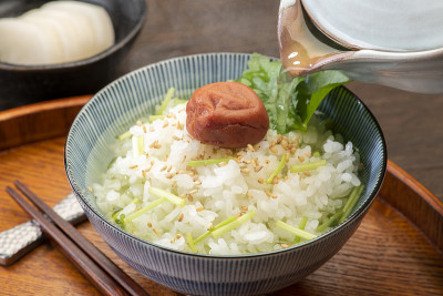 腌梅子茶。日本的传统食品。