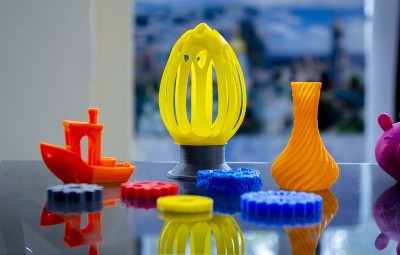抽象模型打印的3d打印机特写。明亮的色彩斑斓的对象