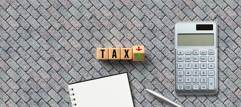 带有单词TAX和记事本的立方体
