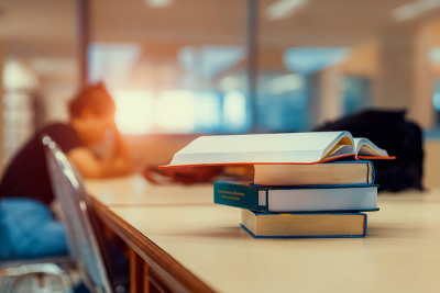 在学校、大学、学院的图书馆里打开一堆书。