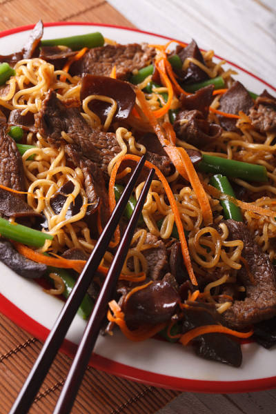 中国捞面与牛肉，米尔和蔬菜特写。垂直