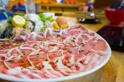 涮锅猪肉滑梯，涮锅风格的餐厅烹饪